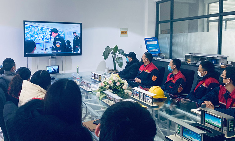 榮大公交候車亭廠家組織員工觀看復(fù)工消防公開課配圖一