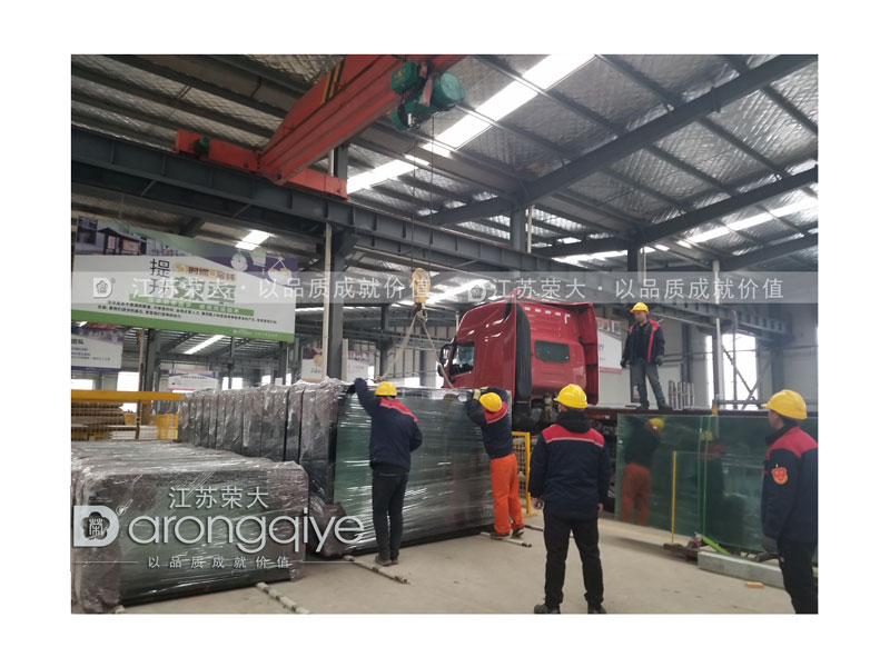 公交候車(chē)亭裝車(chē)