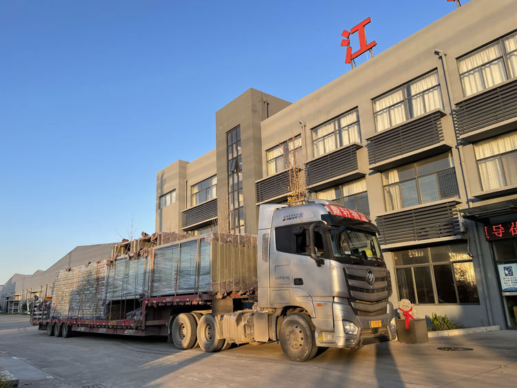 第三批公交站臺(tái)候車亭發(fā)貨案例