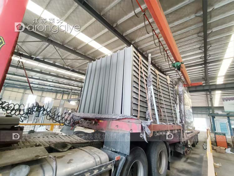 山東公交候車(chē)亭正在裝車(chē)