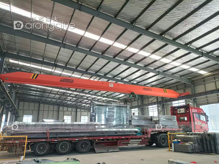 上海候車亭正在裝車圖片